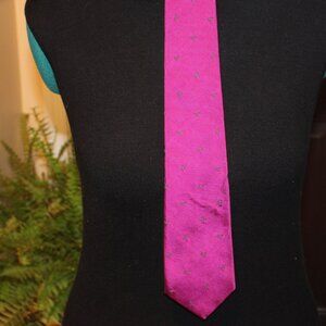 VTG Vibrant 1980s Fuschia Paisley Silk Men’s Tie - Perry Ellis Portfolio - Slim
